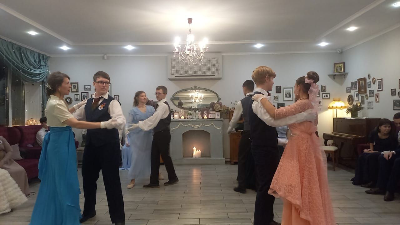 Дополнительное фото 10 к статье: Епархиальный бал ко Дню матери