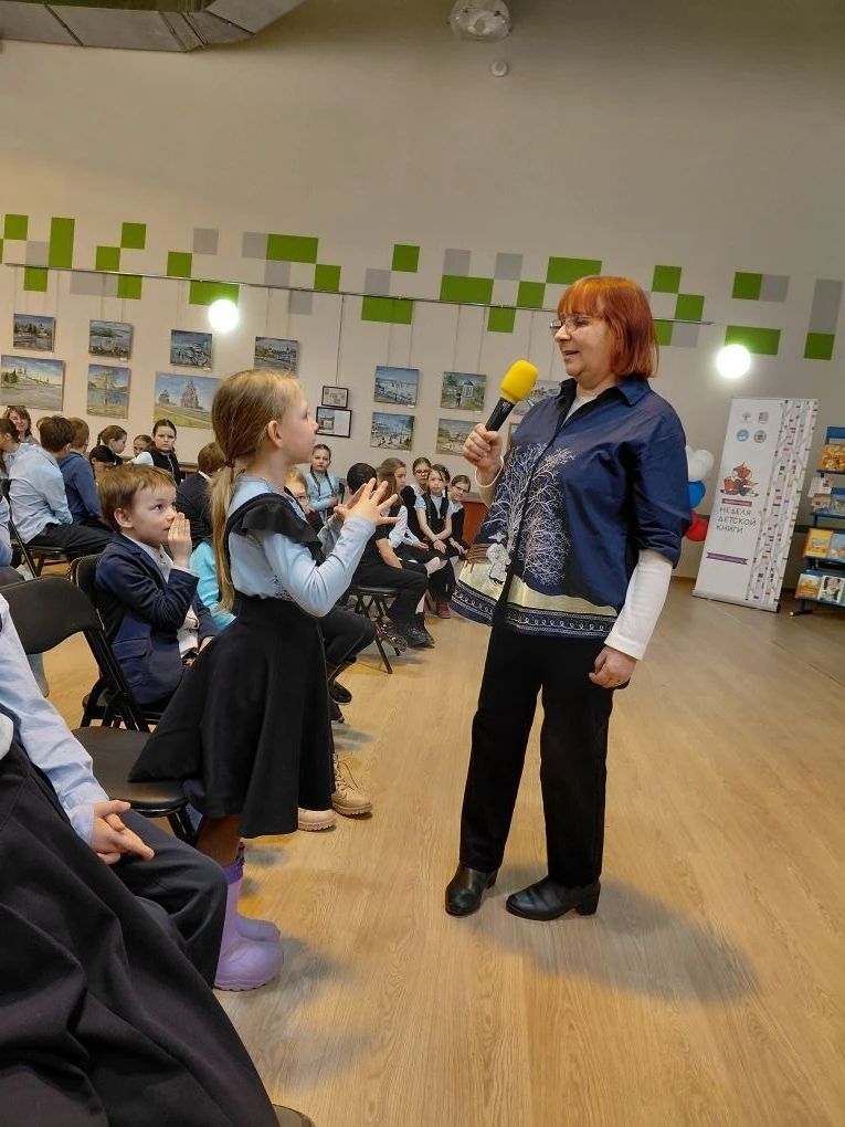 Дополнительное фото 1 к статье: Гимназисты на открытии Недели детско-юношеской книги