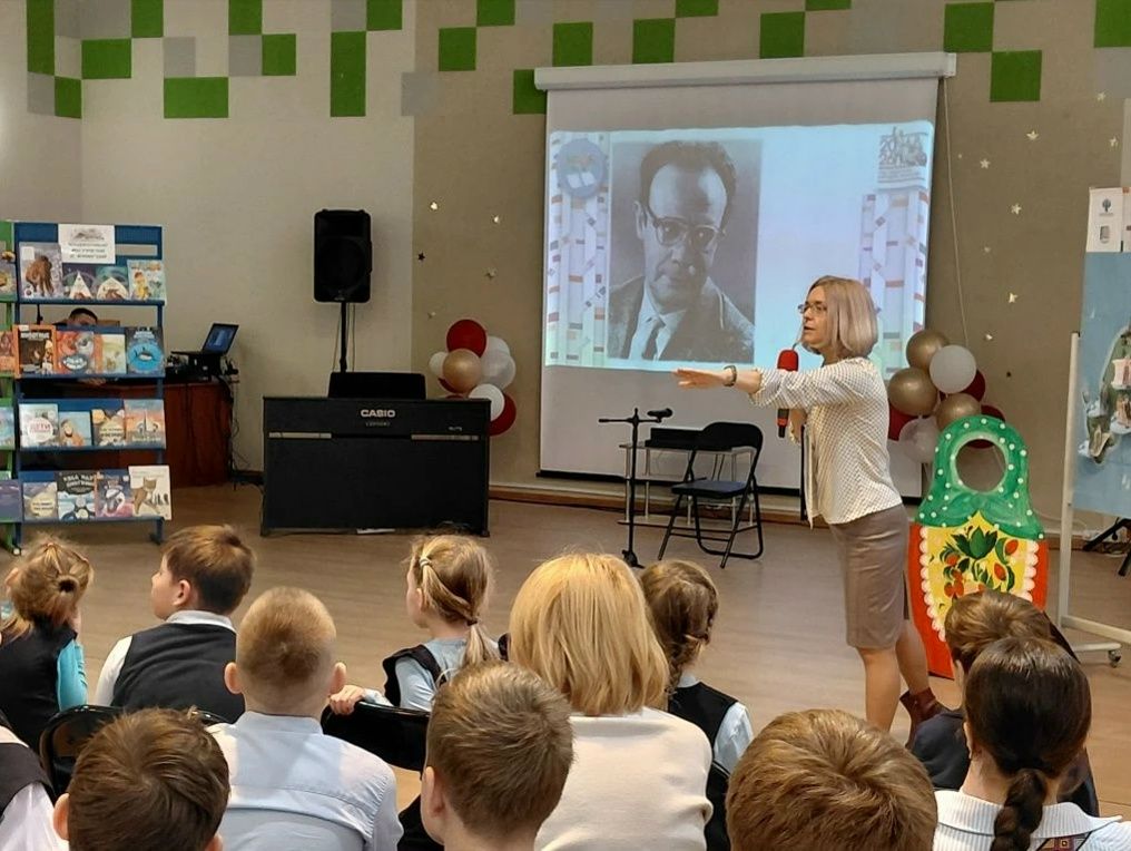 Фото к статье: Гимназисты на открытии Недели детско-юношеской книги