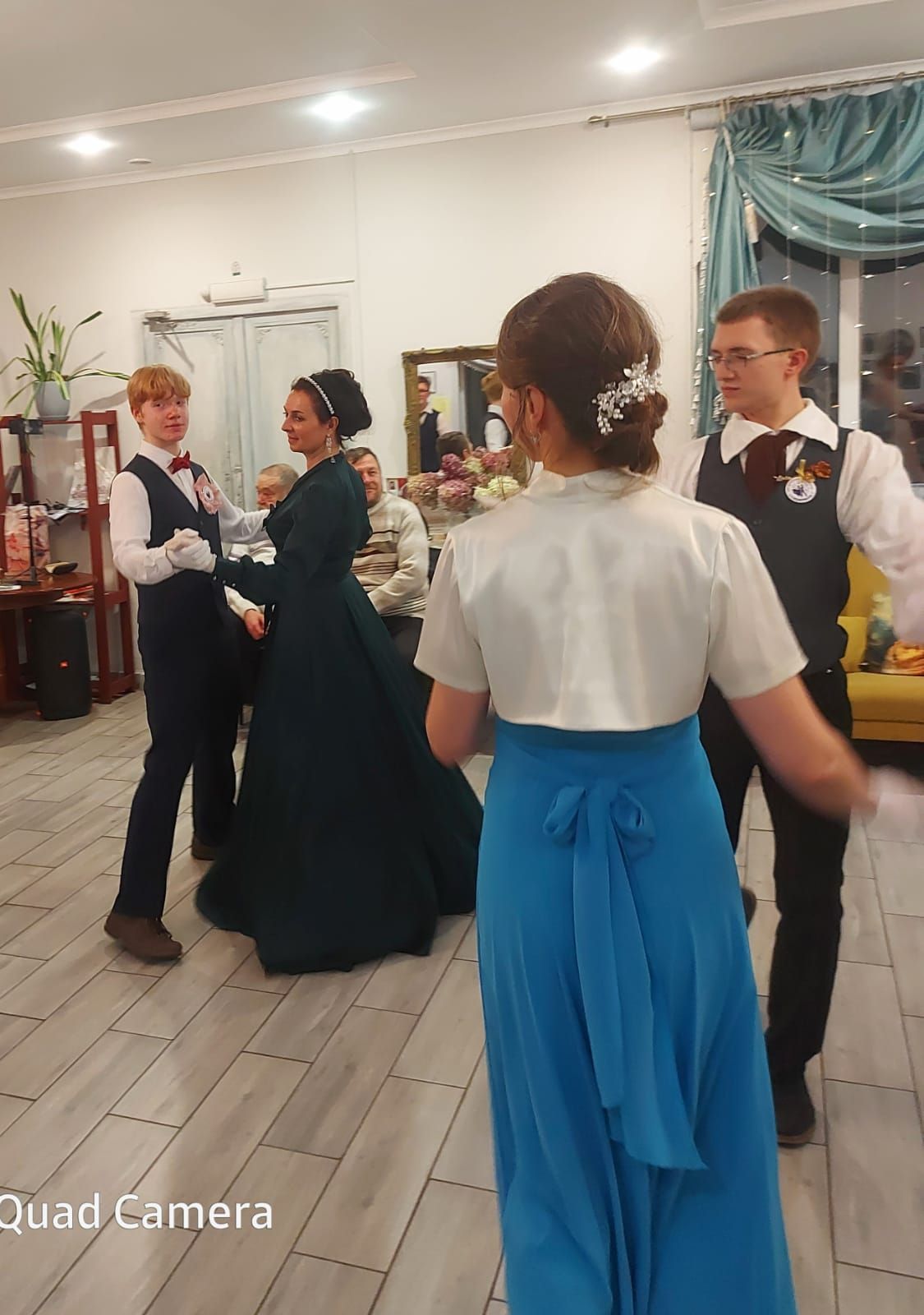 Дополнительное фото 4 к статье: Епархиальный бал ко Дню матери