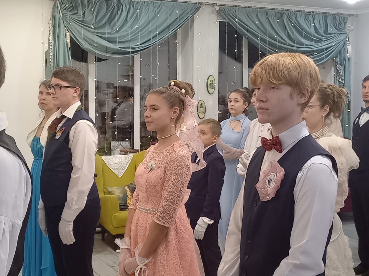 Дополнительное фото 8 к статье: Епархиальный бал ко Дню матери