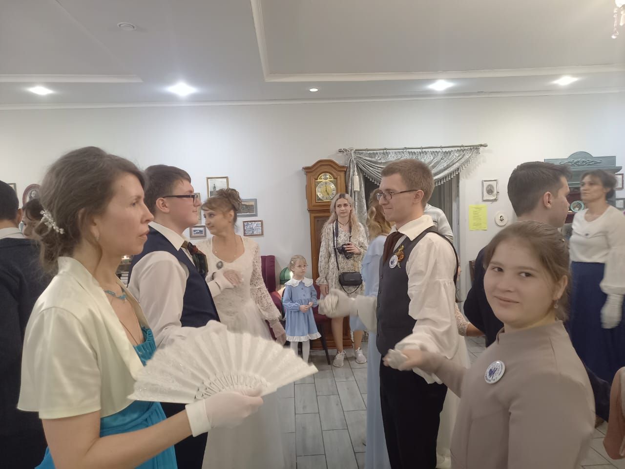 Дополнительное фото 7 к статье: Епархиальный бал ко Дню матери