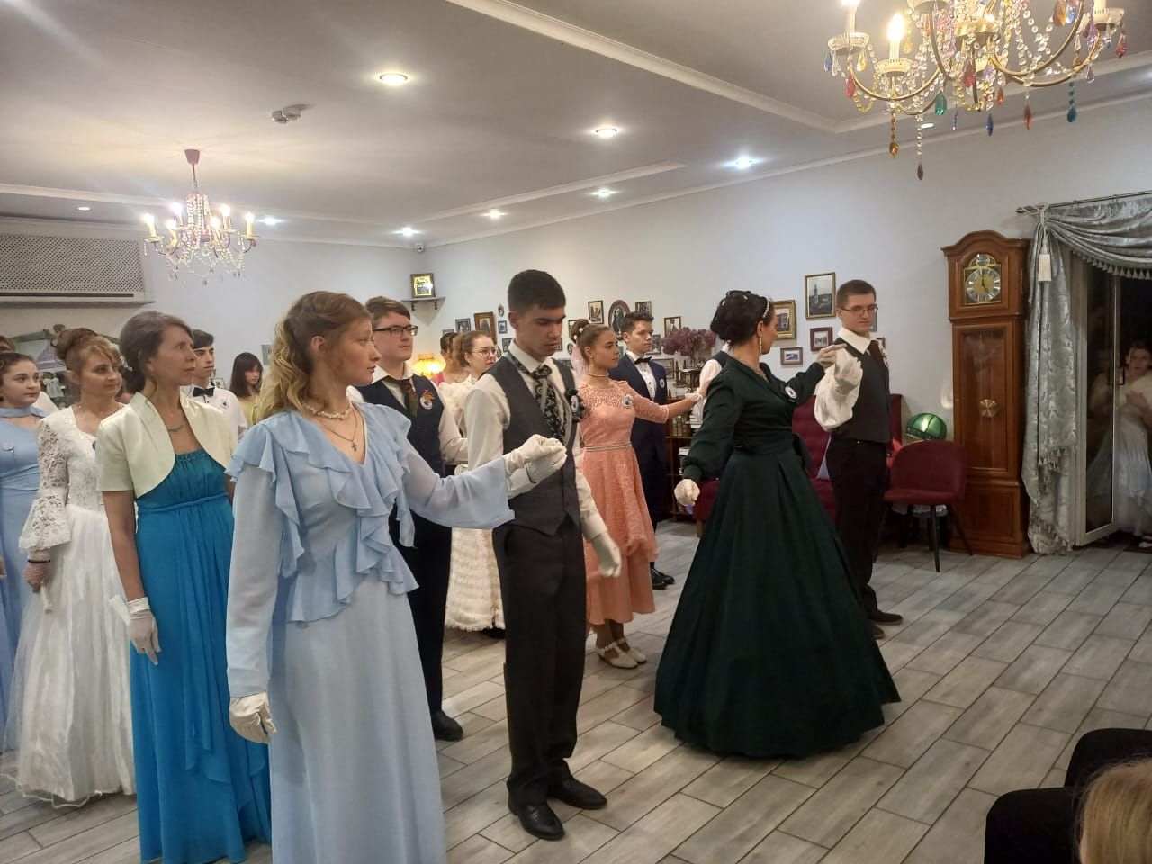 Фото к статье: Епархиальный бал ко Дню матери