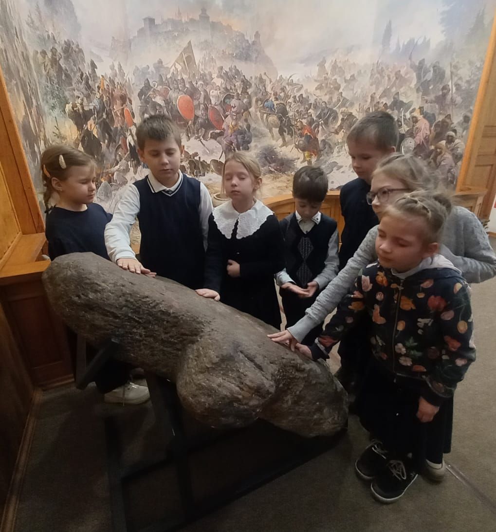 Фото к статье: Первоклассники в краеведческом музее